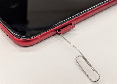 iPhone/iPad】SIMカードの取り出し方とピンがないときの代用品【画像