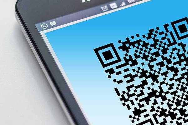 スマホの画面にQRコードが表示されている