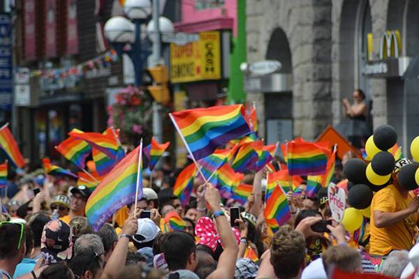 LGBTイベントでレインボーフラッグを掲げる人々