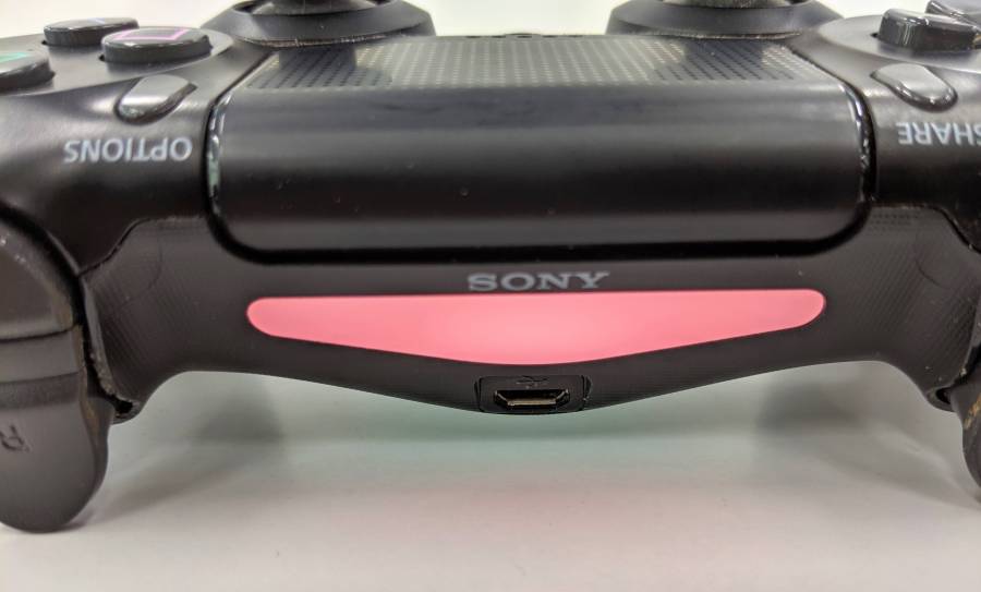 ライトバーが赤色に点灯したDUALSHOCK 4