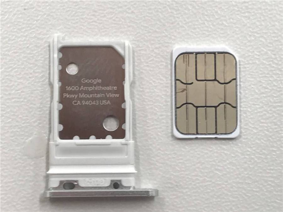 SIMカードトレイとSIMカード