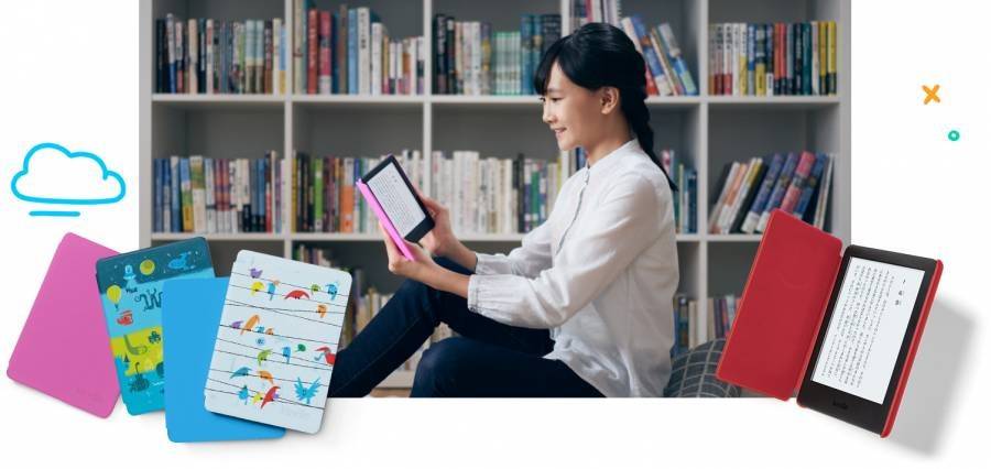 子供が本棚の前で『Kindleキッズモデル』を使っている画像