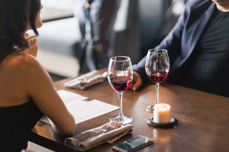 男女がレストランでワインを飲んでいる
