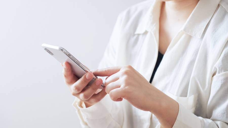 スマホに触れる女性
