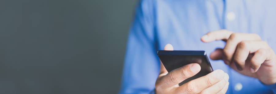 スマホに触れる男性