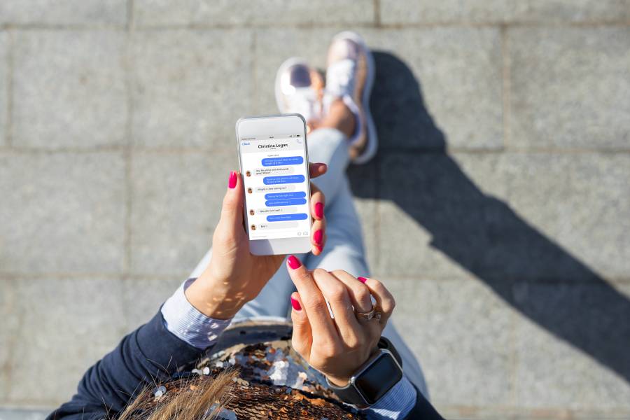 スマホのメッセージを読む女性。