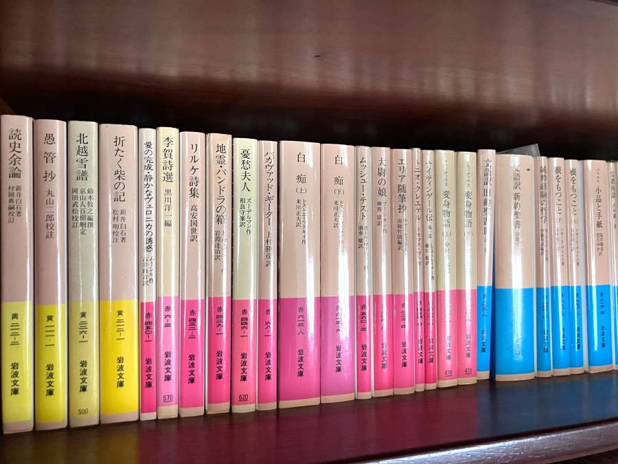 本棚に並んだ書籍