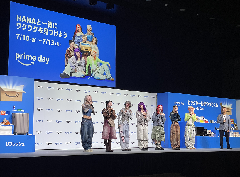 プライムデー2026記者発表会のステージに立つHANAを撮影した画像