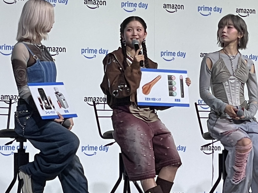 プライムデー記者発表会に登壇し、ほしい商品を紹介するHANAのKOHARU