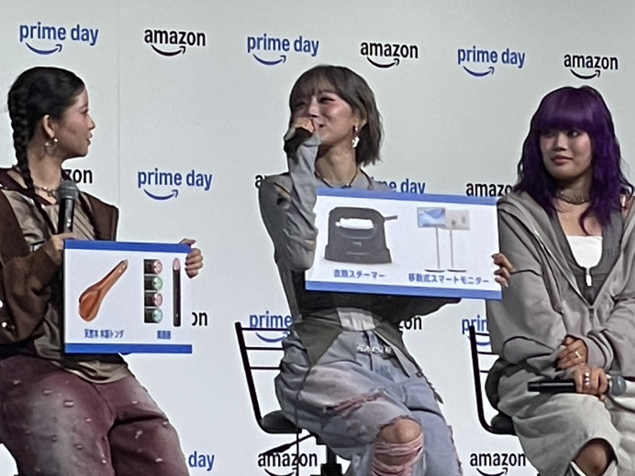 プライムデー記者発表会に登壇し、ほしい商品を紹介するHANAのJISOO