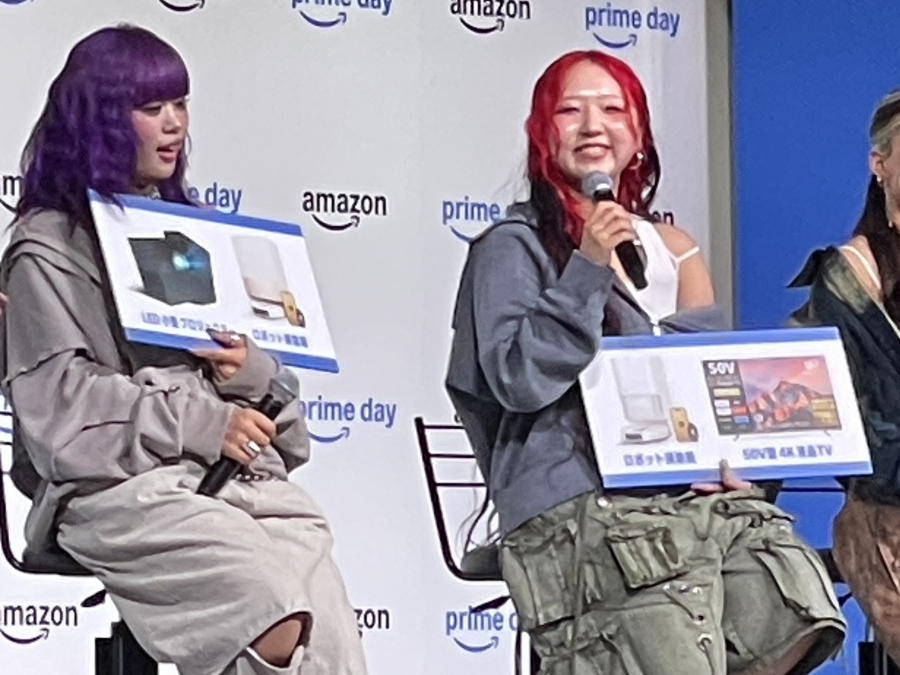 プライムデー記者発表会に登壇し、ほしい商品を紹介するHANAのNAOKOとCHIKA