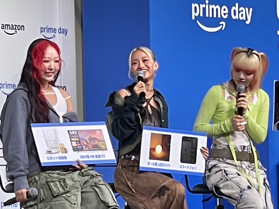 プライムデー記者発表会に登壇し、ほしい商品を紹介するHANAのYURI