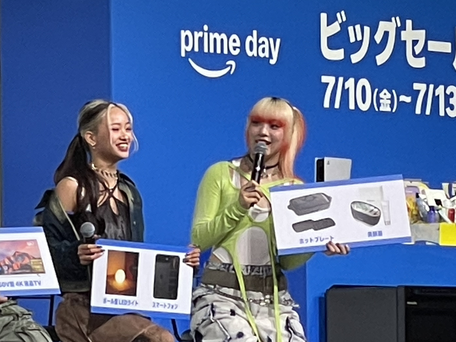 プライムデー記者発表会に登壇し、ほしい商品を紹介するHANAのMAHINA