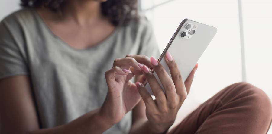 iPhoneを持つ女性