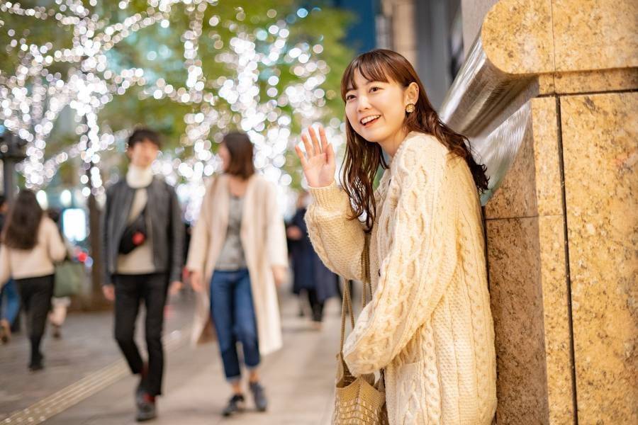 待ち合わせする女性