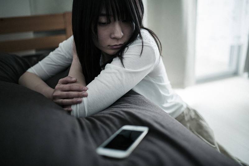 落ち込む女性