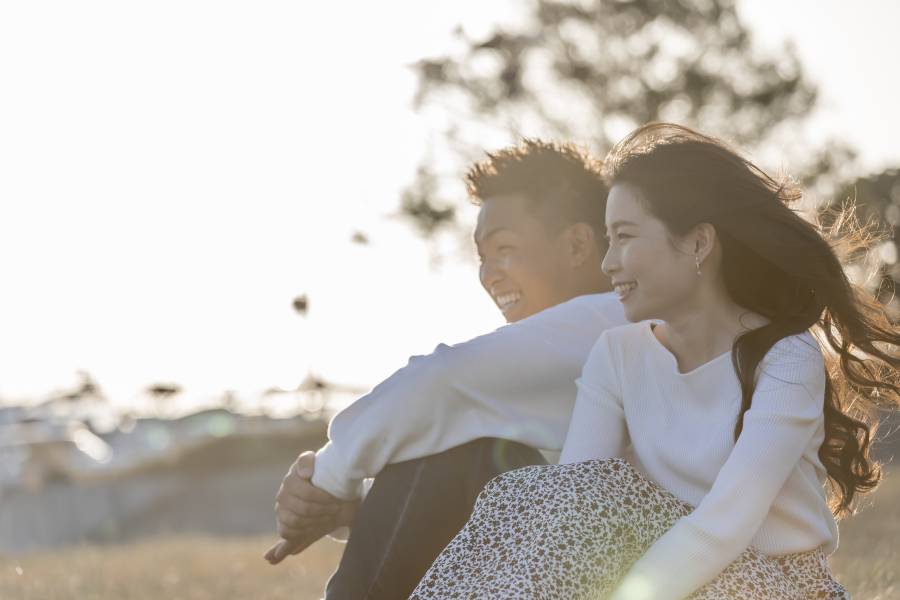 笑顔で景色を眺める男女