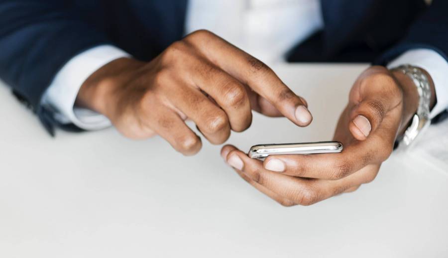 男性がスマートフォンを触っている