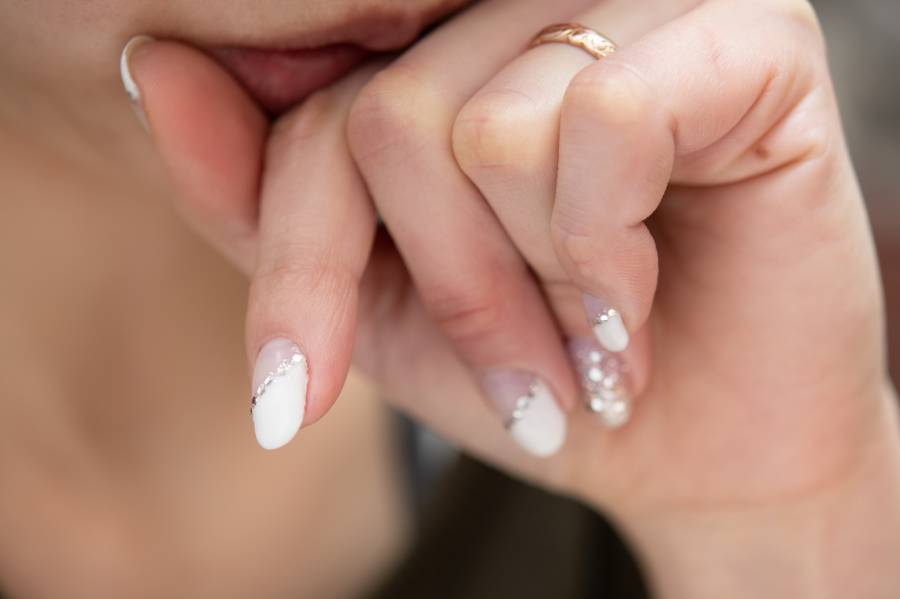 結婚指輪をはめている女性の口元