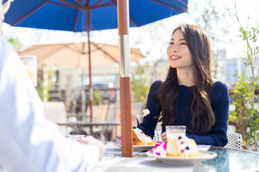 オープンテラスカフェで余暇を楽しむ女性