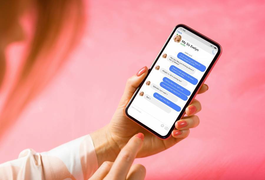 スマホのメッセージ画面を見る女性