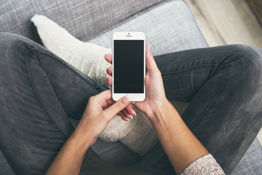 スマホを持つ女性の手