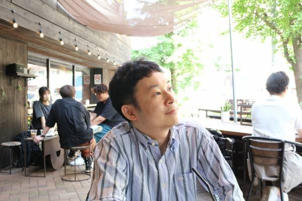 カフェで撮ったバストアップ写真