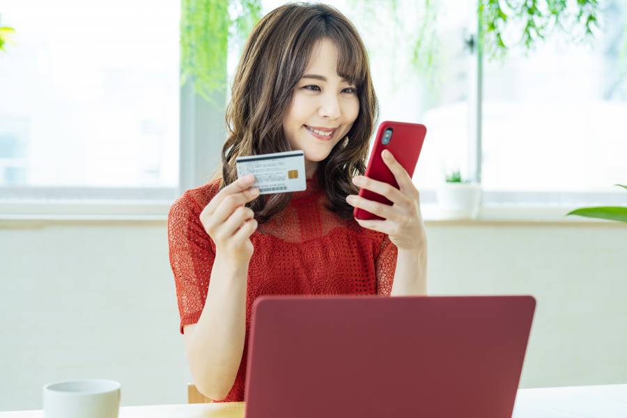 クレジットカードを使う女性