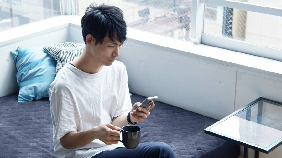 スマホを見る男性