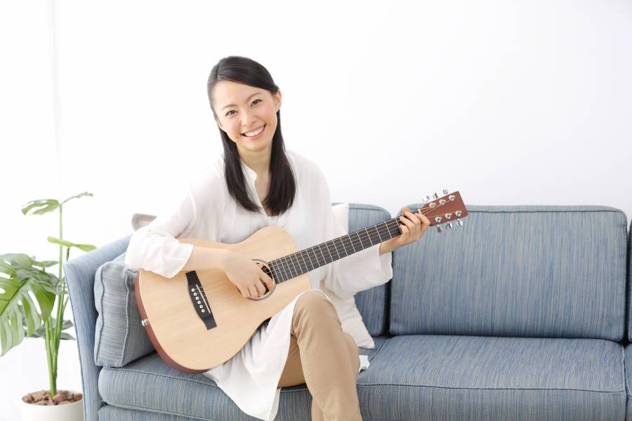 ギターを演奏する女性