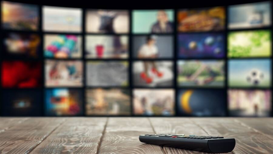 テレビで動画配信サービスを視聴するイメージ画像