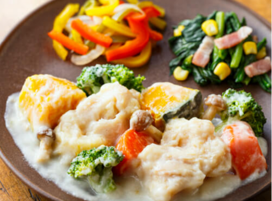 チーズのコク深い 鶏と野菜のクリームソースかけ