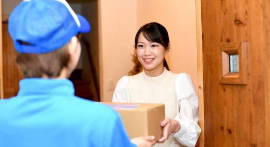 商品を受け取る女性のイメージ画像