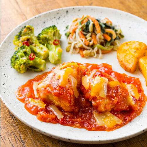 ナポリの風香るチーズをまとったトマトチキンの画像