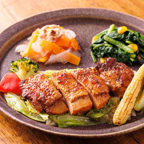 彩り野菜とスパイシーケイジャンチキン