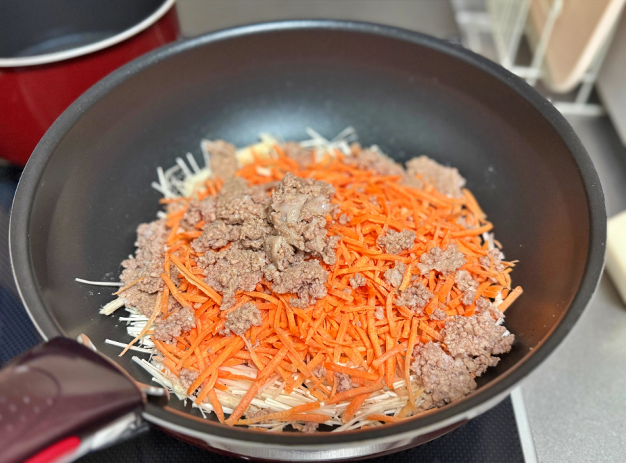 そぼろと野菜のビビンバ　調理中