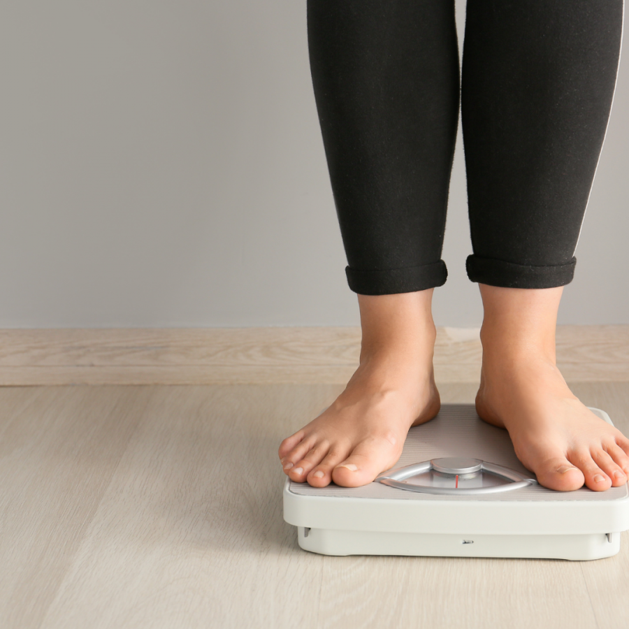 体重計にのった女性のイメージ画像