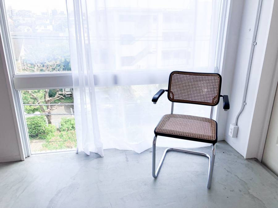シンプルな部屋に置かれた椅子