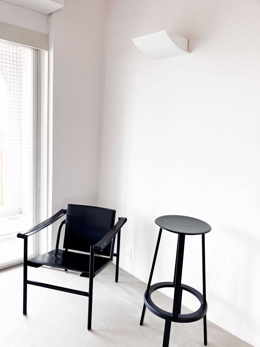 シンプルな空間に置かれた椅子とテーブル