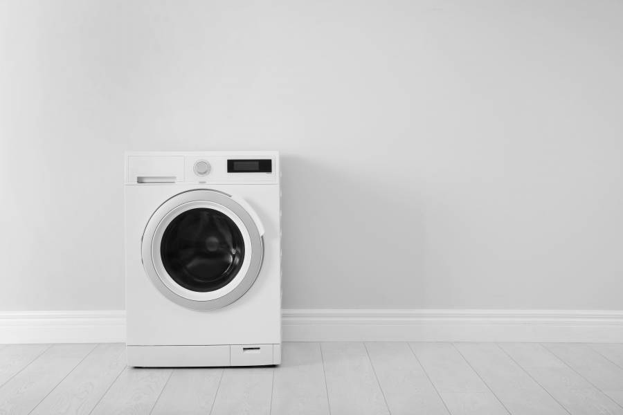 シンプルな空間に置かれたドラム式洗濯機