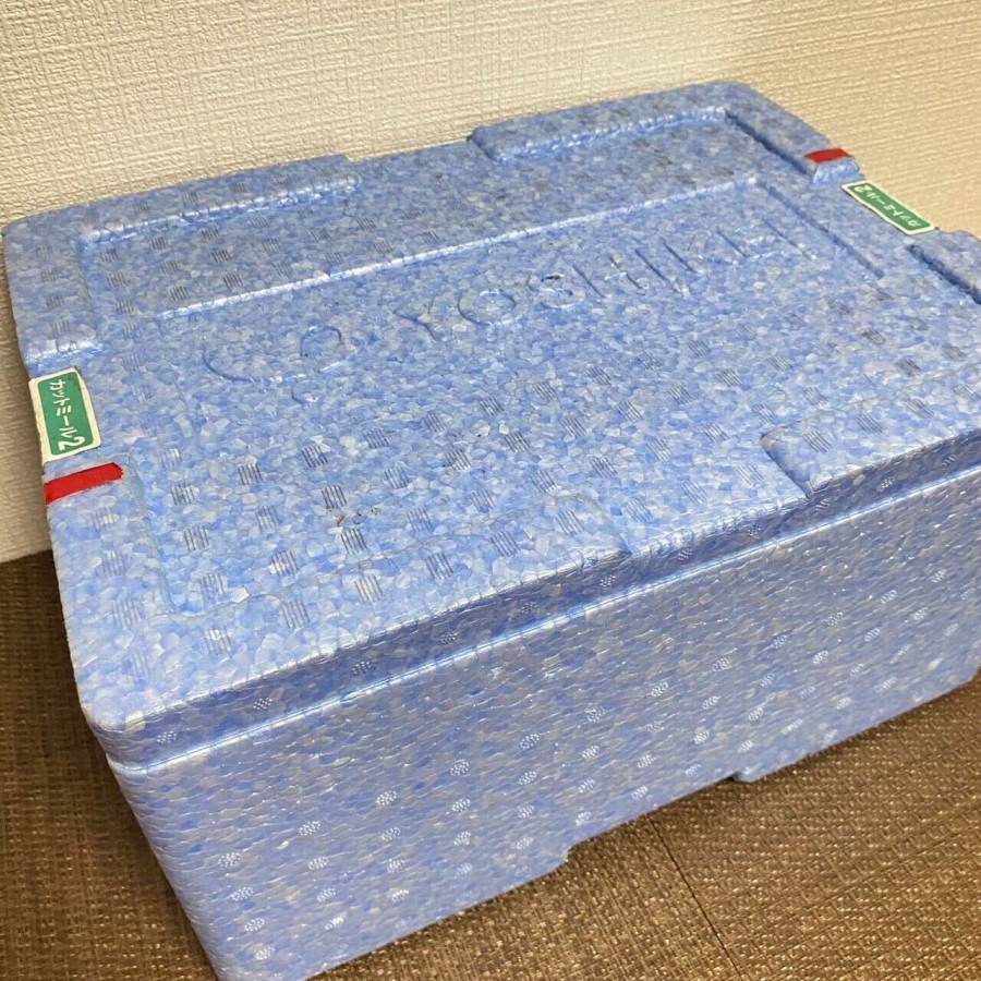 ヨシケイの青い発泡スチロール画像