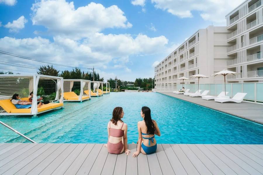 ホテル BEB5沖縄瀬良垣のプールでくつろぐ女性の画像