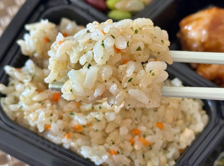 ママの休食「コク旨ヤンニョムチキンといかピラフ」