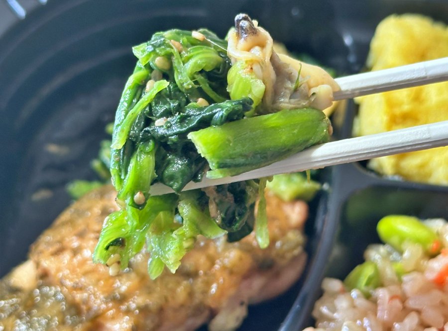 ママの休食「彩りおこわと鶏の梅ネギ味噌和え」