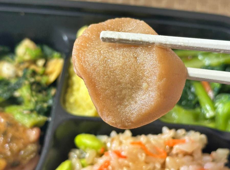 ママの休食「彩りおこわと鶏の梅ネギ味噌和え」