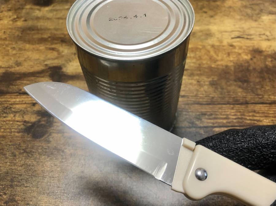 小型ナイフと缶詰イメージ