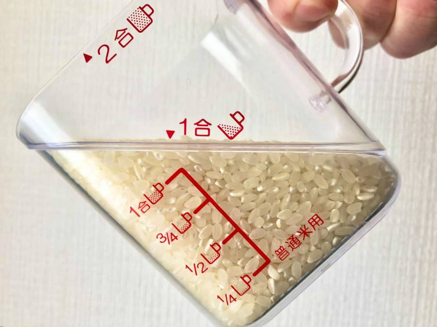 紙コップで米一合を量るイメージ