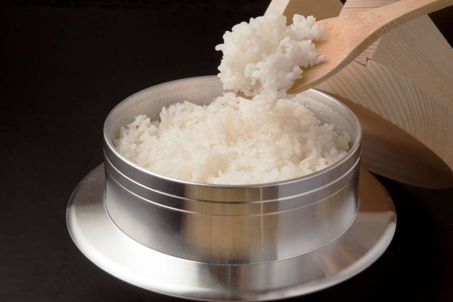 米一合と炊飯後のご飯イメージ