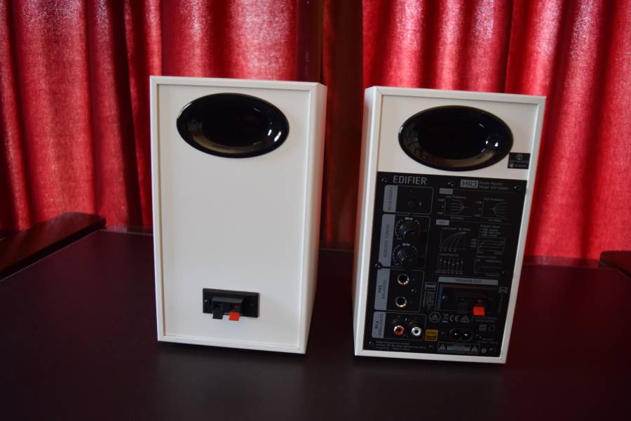 Edifier MR3の背面