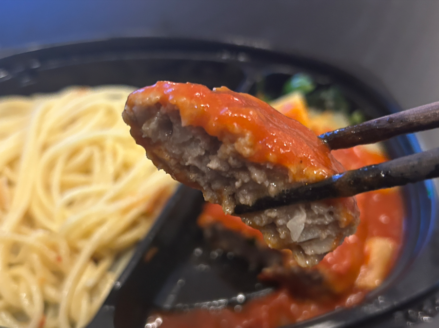 ペペロンチーノとトマトソースハンバーグ(ハンバーグ)